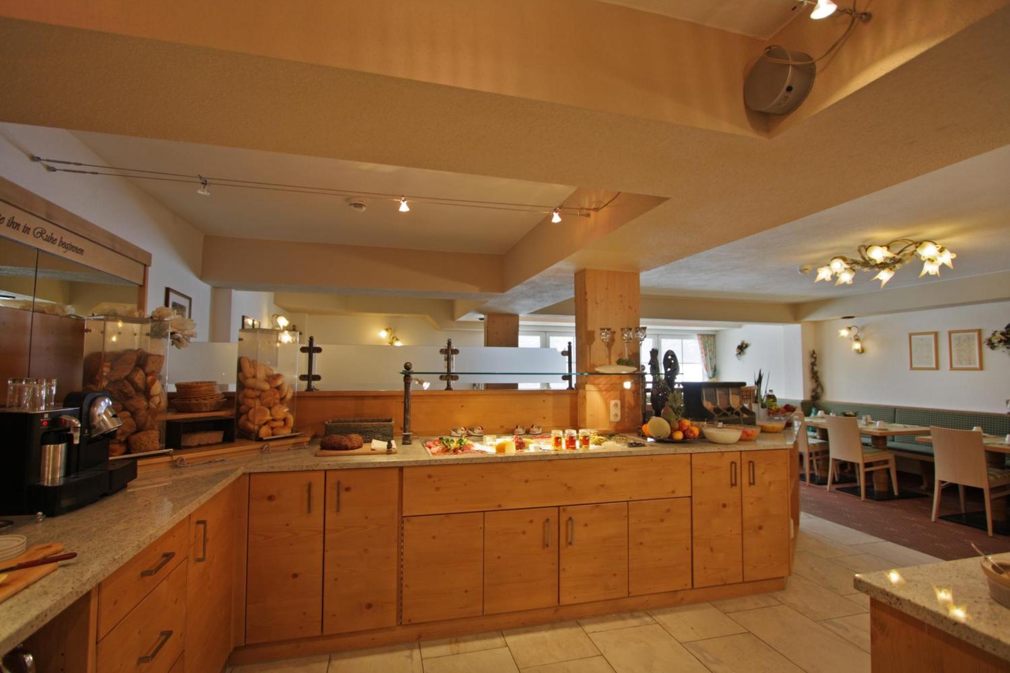 Hotel Garni - Restaurant Kaminstube Sankt Anton am Arlberg Ngoại thất bức ảnh