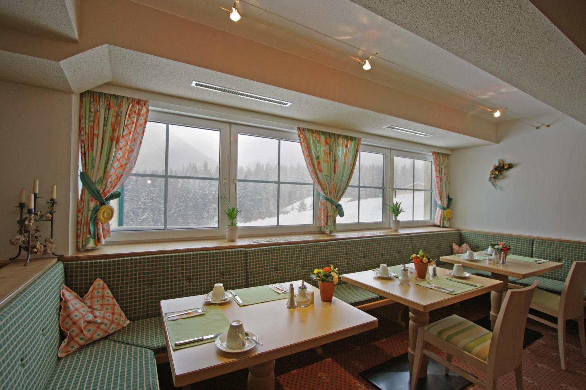 Hotel Garni - Restaurant Kaminstube Sankt Anton am Arlberg Ngoại thất bức ảnh